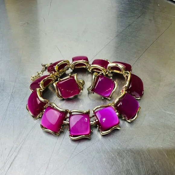 Vintage Coro MCM Thermoset Goldtone Bracelet and Earrings in Raspberry Moonglow - Picture 9 of 9